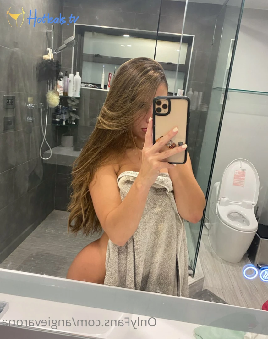 Angie Varona 9930127