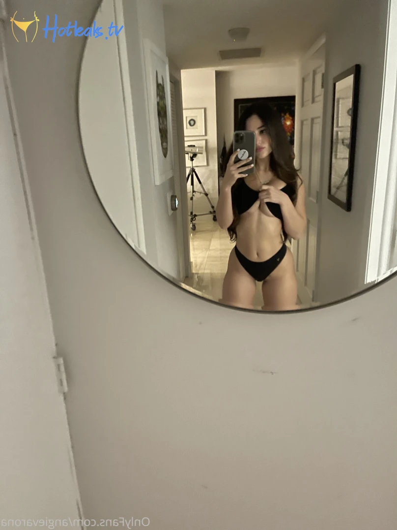 Angie Varona 9930390