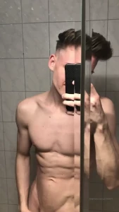 4832563