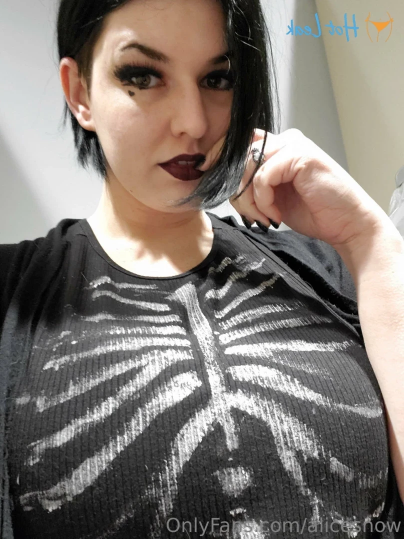 Alice ~ Big Tittied Goth Girlfriend [ alicesnow ] Onlyfans leaked photo 14194337 on Hotleaks.tv