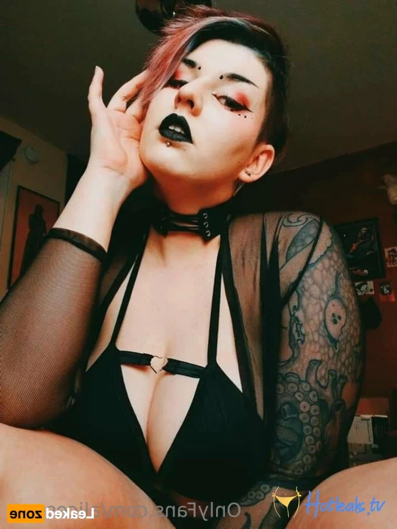 Alice ~ Big Tittied Goth Girlfriend [ alicesnow ] Onlyfans leaked photo 14899795 on Hotleaks.tv