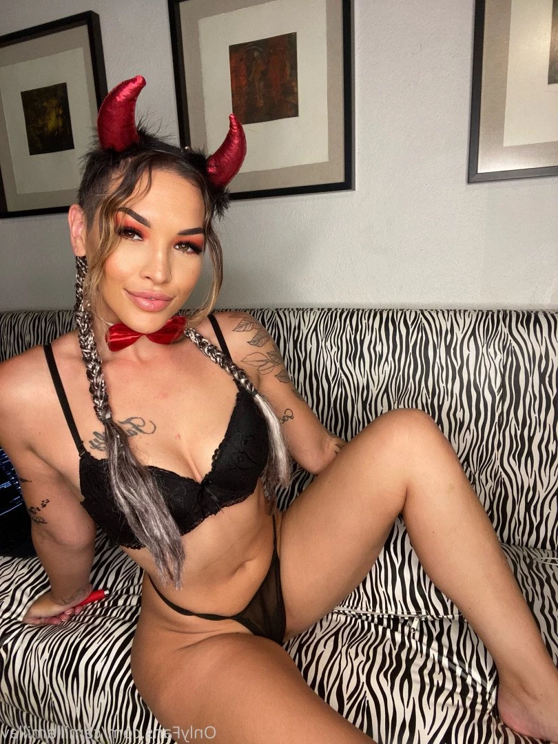 𝙁𝙞𝙡𝙞𝙥𝙞𝙣𝙖 𝙄𝙣 𝙂𝙧𝙖𝙙 𝙎𝙘𝙝𝙤𝙤𝙡! [ camillamillav ] Onlyfans leaked photo 3467792 on Hotleaks.tv