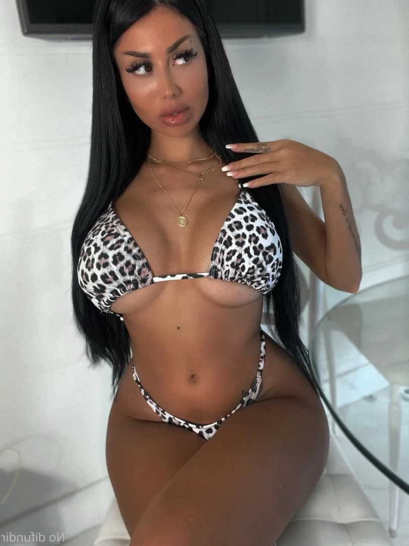 𝗖𝗥𝗜𝗦𝗟𝗔𝗨𝗥𝗘𝗡  𝒱𝒾𝒹ℯℴ𝒸𝒶𝓁𝓁 𝒬𝒰ℰℰ𝒩 [ crislauren ] Onlyfans leaked photo 3612758 on Hotleaks.tv