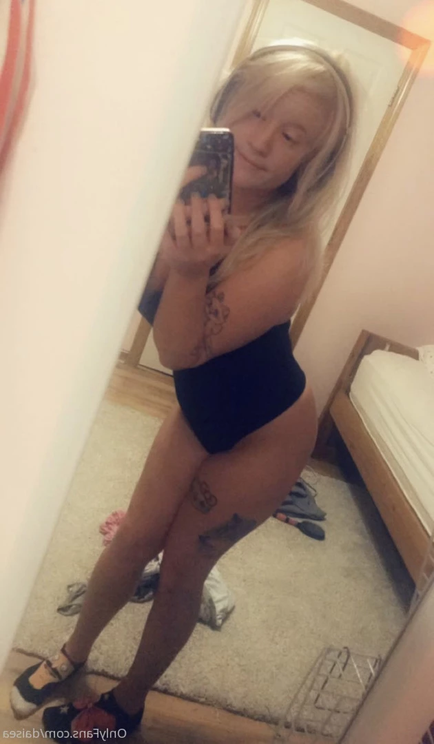 ძᥲіsᥱᥲ- і ᴊᴜsᴛ ɢʀᴀᴅᴜᴀᴛᴇᴅ! FREE OF [ daisea ] Onlyfans leaked photo 10330132 on Hotleaks.tv