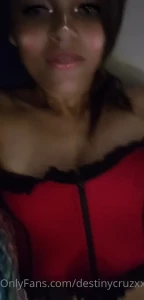 1372928