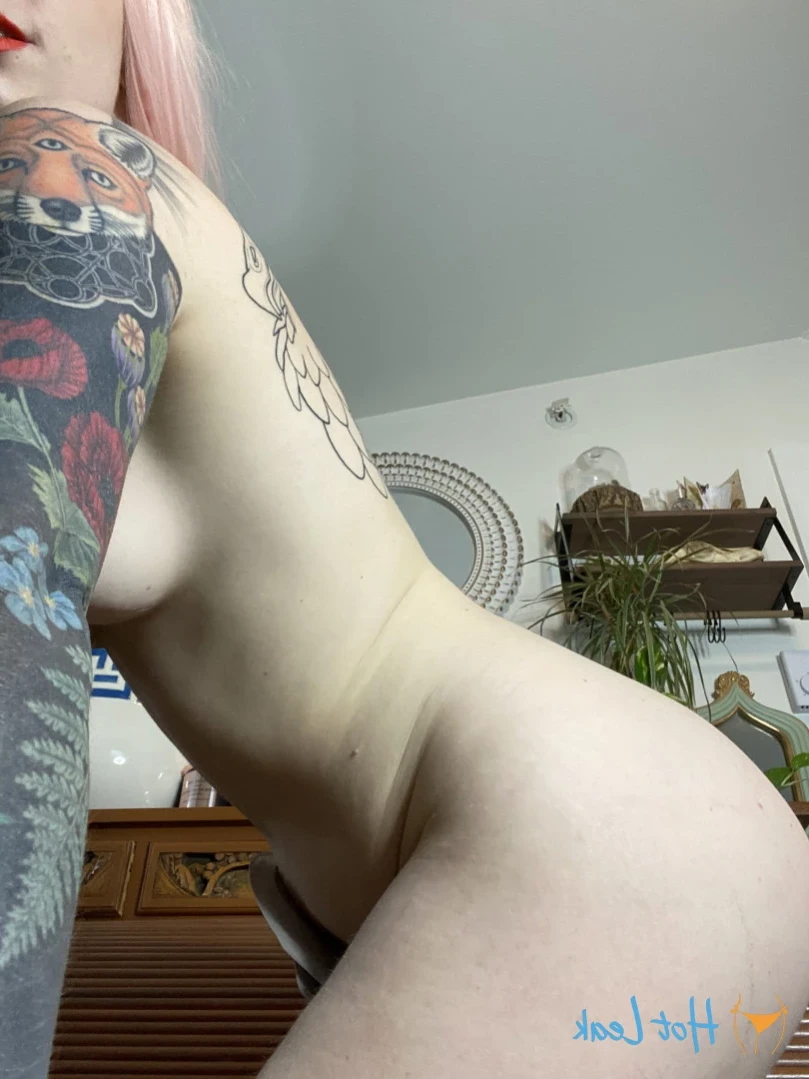 𝓈𝓂𝒶𝓁𝓁 𝓉𝒾𝓉𝓉𝓎 𝕘𝕠𝕥𝕙 𝕘𝕚𝕣𝕝𝕗𝕣𝕚𝕖𝕟𝕕 🦇 [ matildassecret ] Onlyfans leaked photo 11589284 on Hotleaks.tv