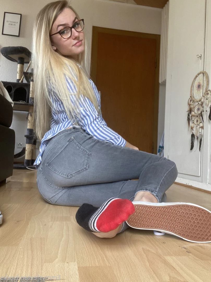 Emmysfeetandsocks [ emmyfeetandsocks ] Onlyfans leaked photo 11475473 on Hotleaks.tv
