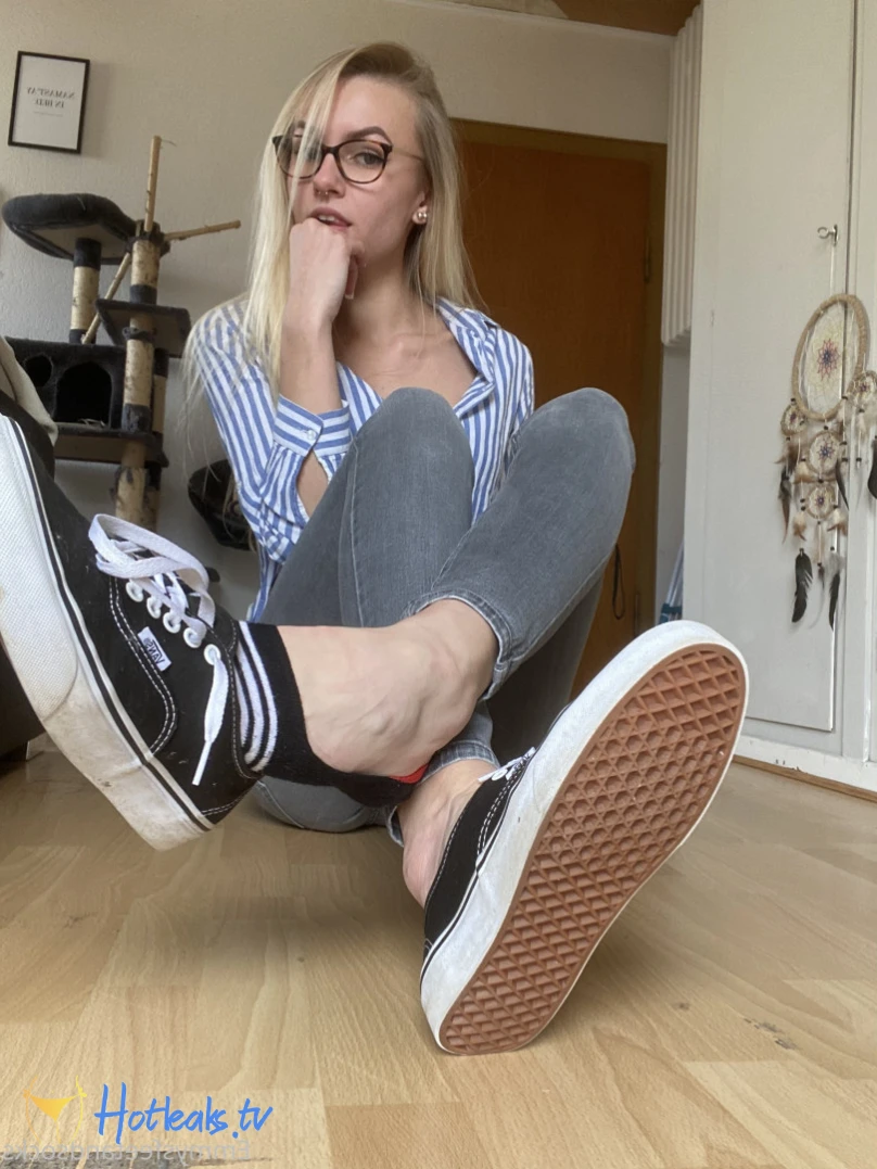 Emmysfeetandsocks [ emmyfeetandsocks ] Onlyfans leaked photo 15742433 on Hotleaks.tv