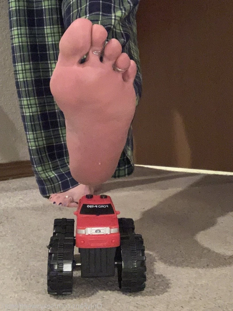 sexysweetfeetana [ sexysweetfeeta1 ] Onlyfans leaked photo 2794393 on Hotleaks.tv