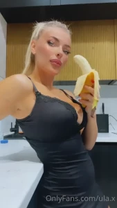 4943900