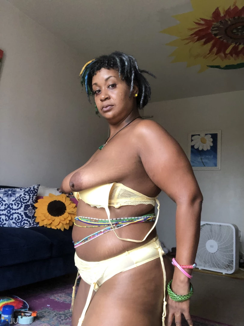 universallovvvve🎨🌻 [ universallovvvve ] Onlyfans leaked photo 7665301 on Hotleaks.tv