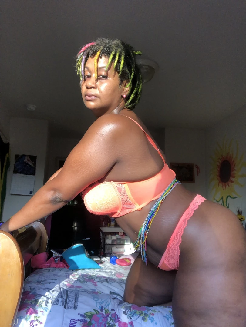 universallovvvve🎨🌻 [ universallovvvve ] Onlyfans leaked photo 7665332 on Hotleaks.tv