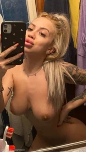2598977