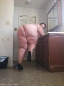 5701916