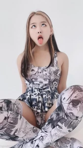 2570857