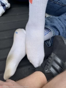 5687044