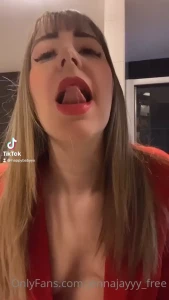 10582389