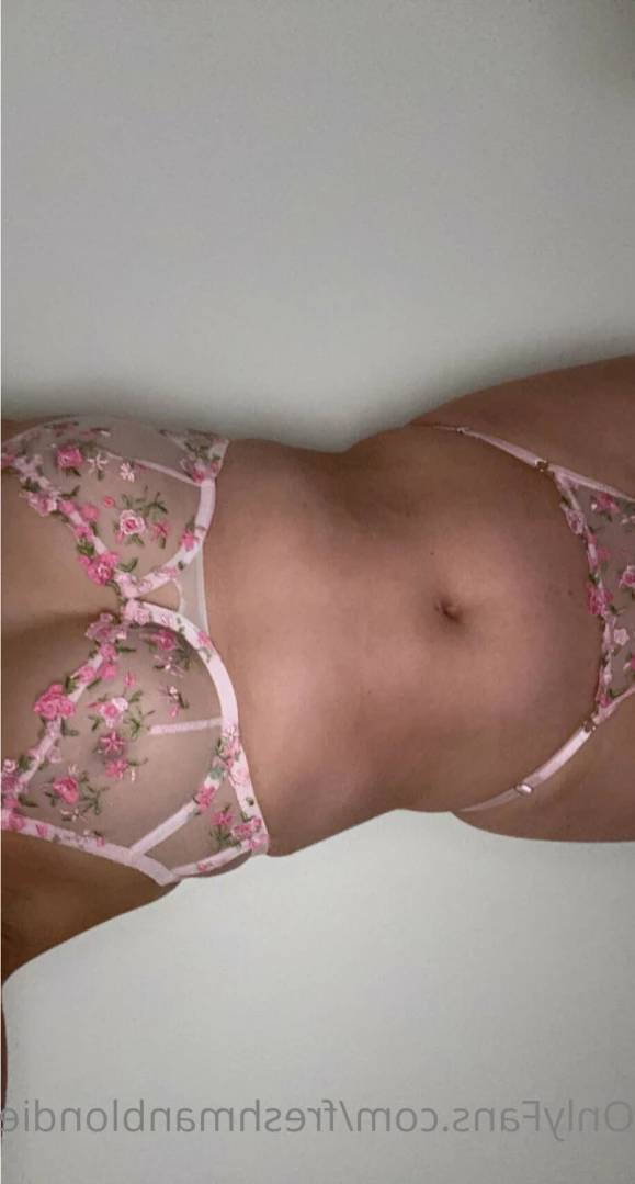 freshmanblondie18 Onlyfans leaked photo 12914756 on Hotleaks.tv