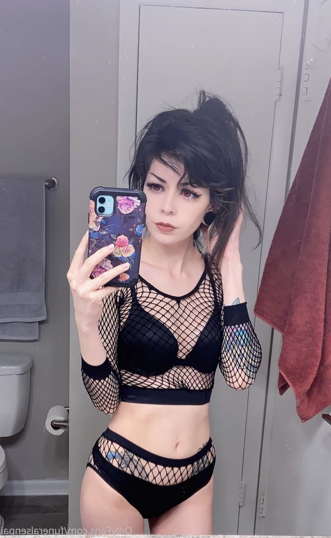 𝐄𝐕𝐄𝐋𝐘𝐍 𝐂𝐑𝐀𝐒𝐇. [ funeralsenpai ] Onlyfans leaked photo 5615861 on Hotleaks.tv