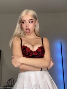 5647822