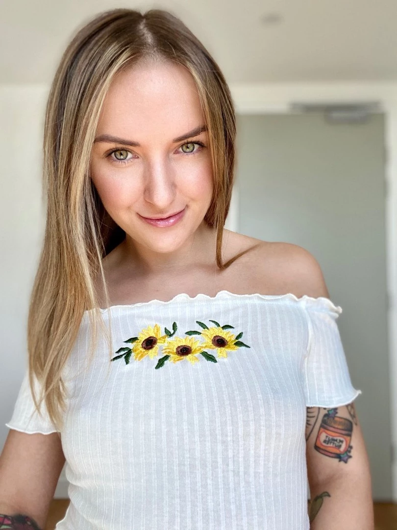 EVIE 🌻 𝗡𝗲𝘄 𝘀𝘂𝗯 = 𝗙𝗿𝗲𝗲 🍆 𝗿𝗮𝘁𝗶𝗻𝗴 [ littleeviejones ] Onlyfans leaked photo 5466776 on Hotleaks.tv