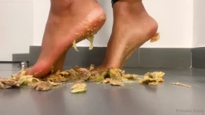 10562596