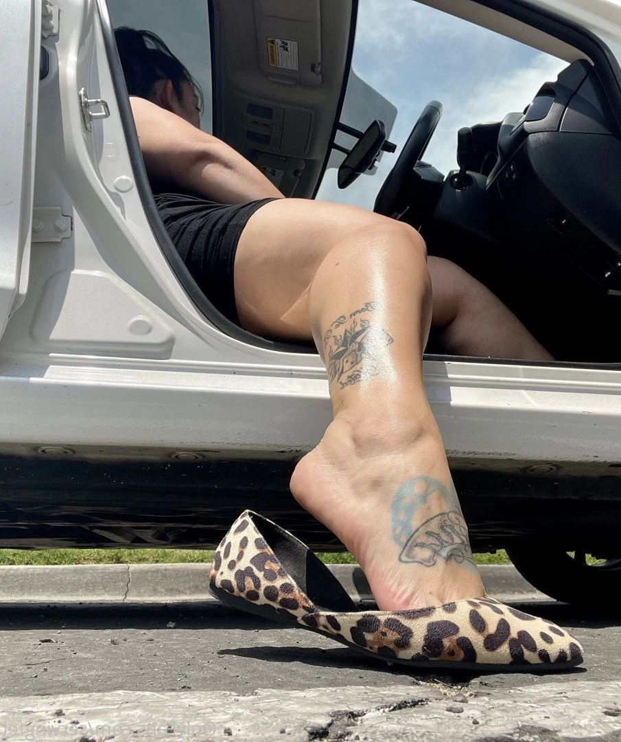 SERVINGBAREFEET [ servingfet ] Onlyfans leaked photo 5040369 on Hotleaks.tv