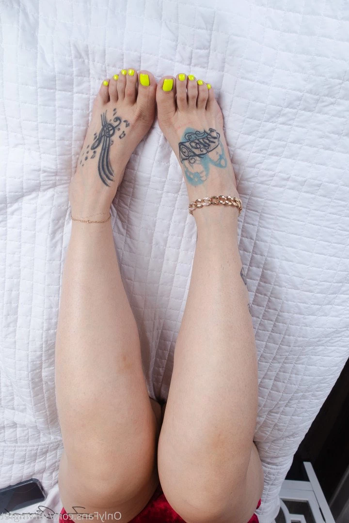 SERVINGBAREFEET [ servingfet ] Onlyfans leaked photo 5041840 on Hotleaks.tv