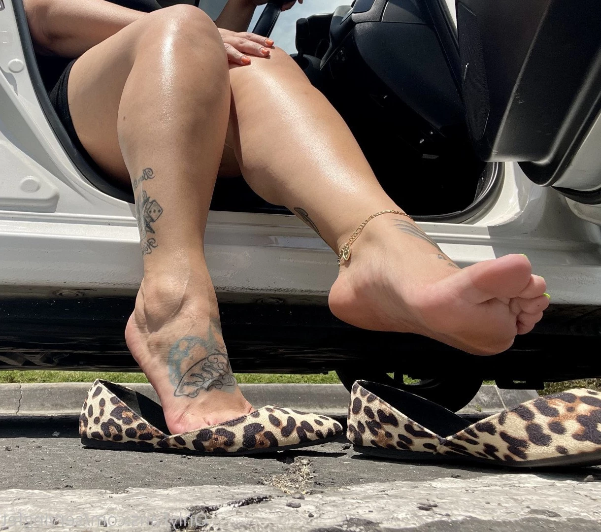 SERVINGBAREFEET [ servingfet ] Onlyfans leaked photo 5047056 on Hotleaks.tv