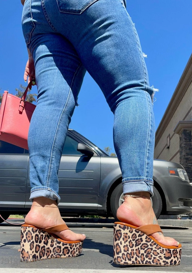 SERVINGBAREFEET [ servingfet ] Onlyfans leaked photo 5053359 on Hotleaks.tv