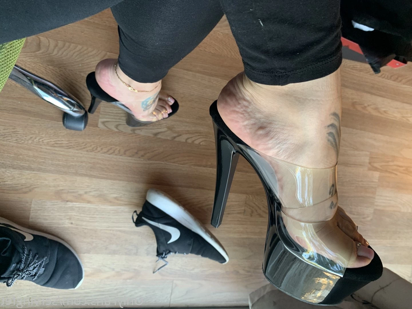 SERVINGBAREFEET [ servingfet ] Onlyfans leaked photo 5095917 on Hotleaks.tv