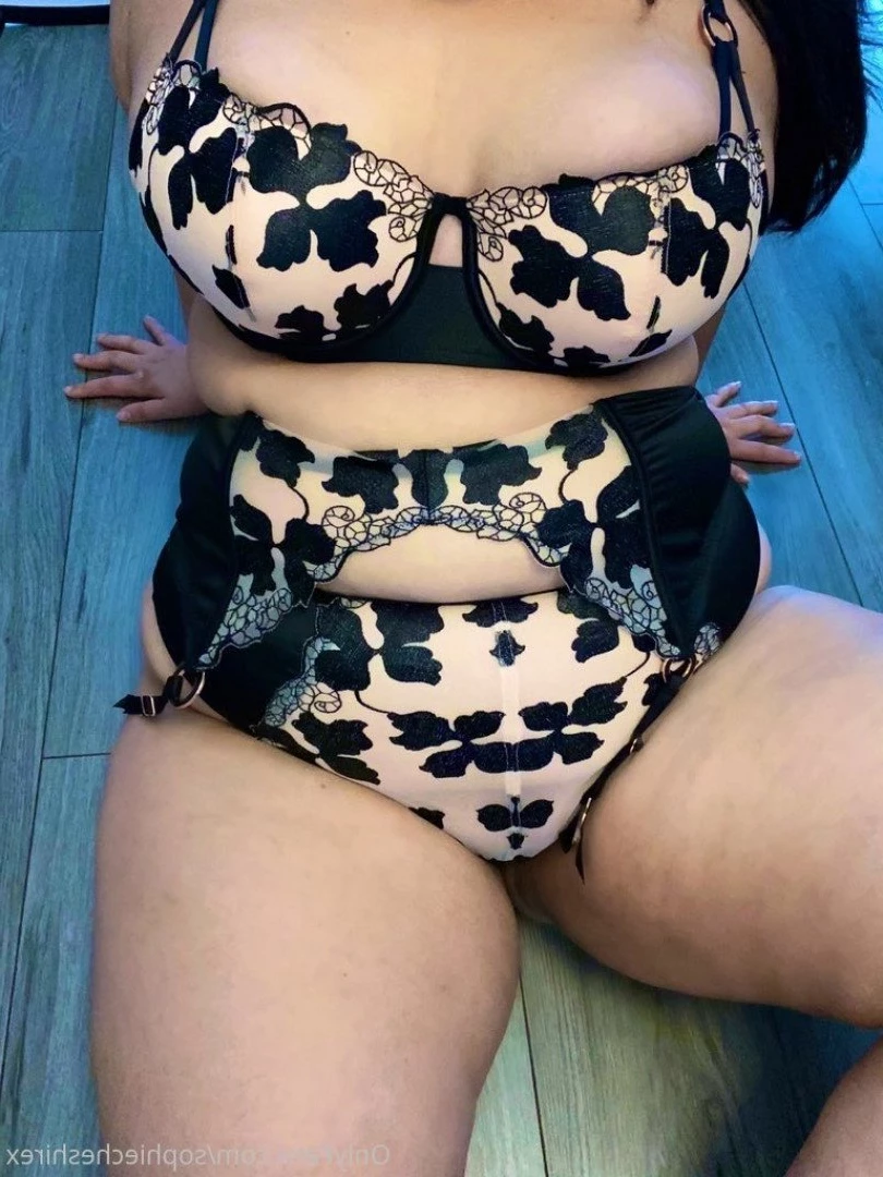 Sophie Cheshire 36DD BRITISH BABE🇬🇧 [ sophiecheshirex ] Onlyfans leaked photo 5010119 on Hotleaks.tv