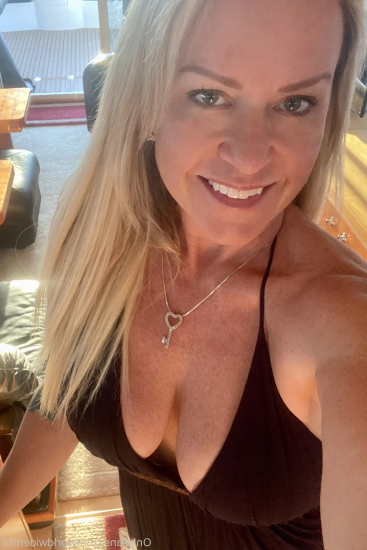 Swinger Step Mom [ swinging_mom_amie ] Onlyfans leaked photo 11102074 on Hotleaks.tv