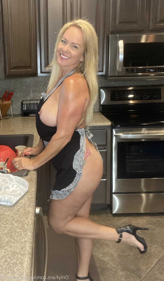 Swinger Step Mom [ swinging_mom_amie ] Onlyfans leaked photo 15063182 on Hotleaks.tv