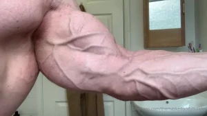 The masked bodybuider [ themaskedbodybuilder ] Onlyfans leaked video 5422279 on Hotleaks.tv