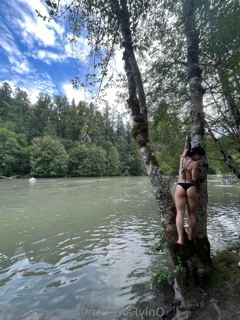 College freshman 😜 [ lizzysnyder18 ] Onlyfans leaked photo 10467585 on Hotleaks.tv