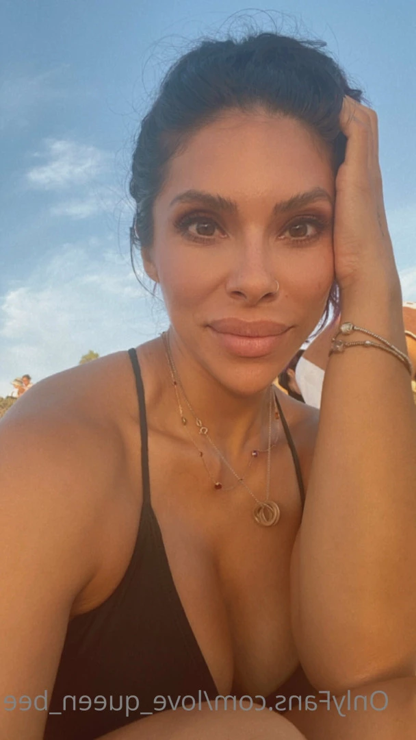 She’s Queen Bee [ love_queen_bee ] Onlyfans leaked photo 7443463 on Hotleaks.tv