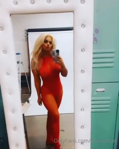 1605878