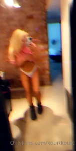 1605882