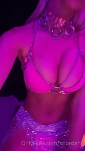1606525