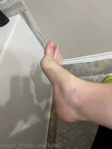 10589549
