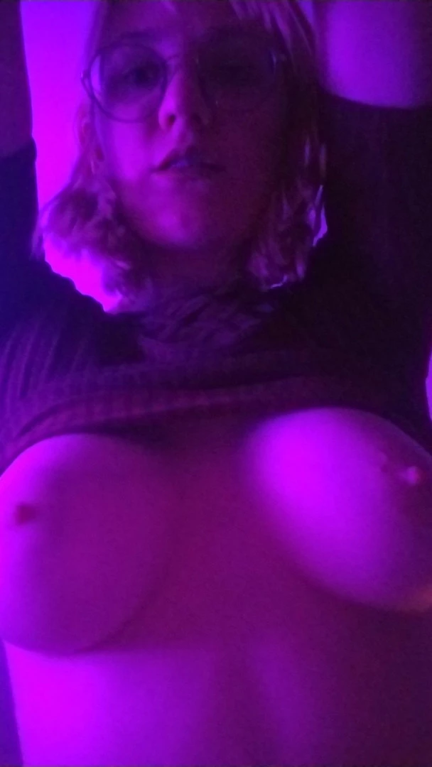 Weird Gal Yank-a-dick [ veronicadax ] Onlyfans leaked photo 10425643 on Hotleaks.tv