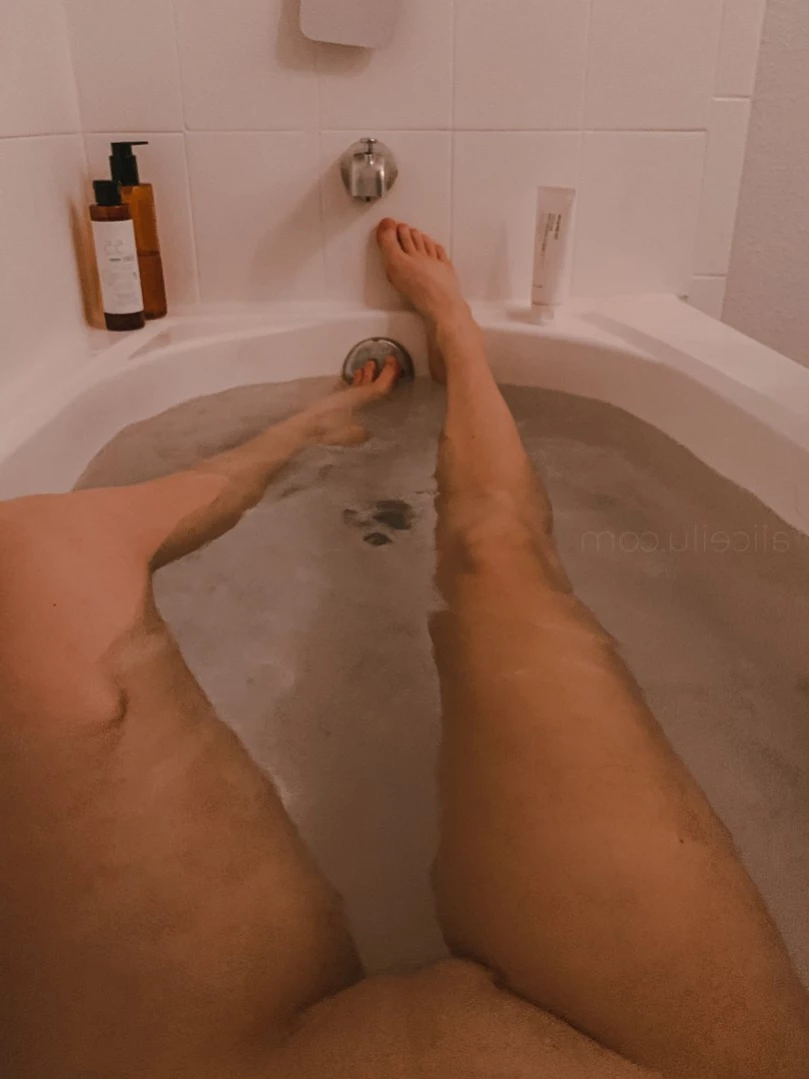 Alice [ alicemoss ] Onlyfans leaked photo 16375442 on Hotleaks.tv