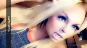 10528702
