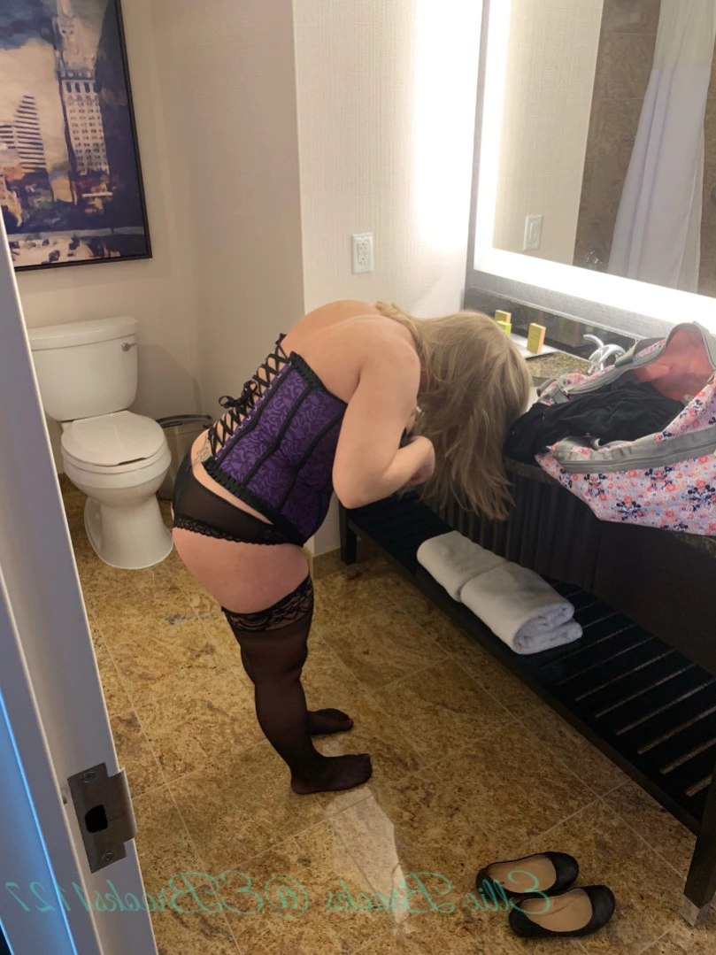 Ellie Brooks (🌴Soccer mom next door🌴) [ mrselliebrooks ] Onlyfans leaked photo 12013231 on Hotleaks.tv