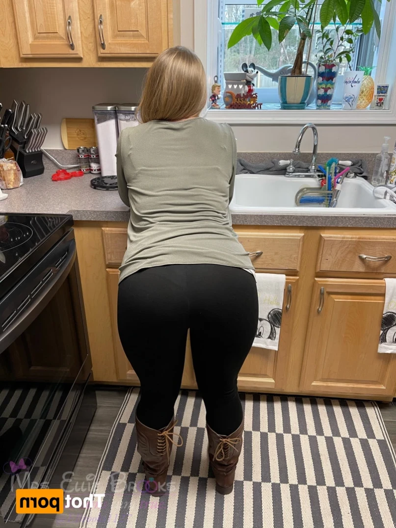 Ellie Brooks (🌴Soccer mom next door🌴) [ mrselliebrooks ] Onlyfans leaked photo 14308012 on Hotleaks.tv