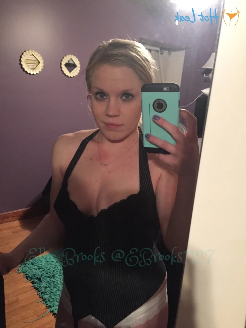 Ellie Brooks (🌴Soccer mom next door🌴) [ mrselliebrooks ] Onlyfans leaked photo 16512674 on Hotleaks.tv