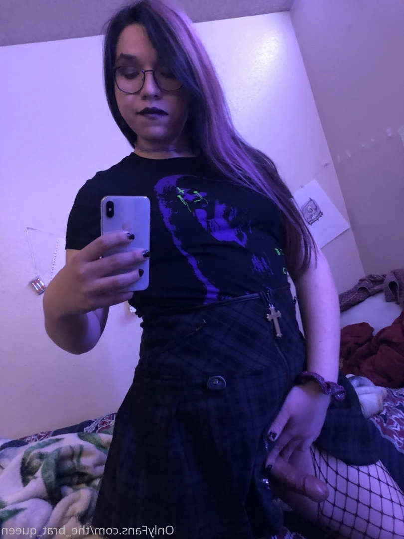 𝔱𝔥𝔢 𝔅𝔯𝔞𝔱 𝔔𝔲𝔢𝔢𝔫 🖤💀🏳️‍⚧️ [ the_brat_queen ] Onlyfans leaked photo 9064253 on Hotleaks.tv