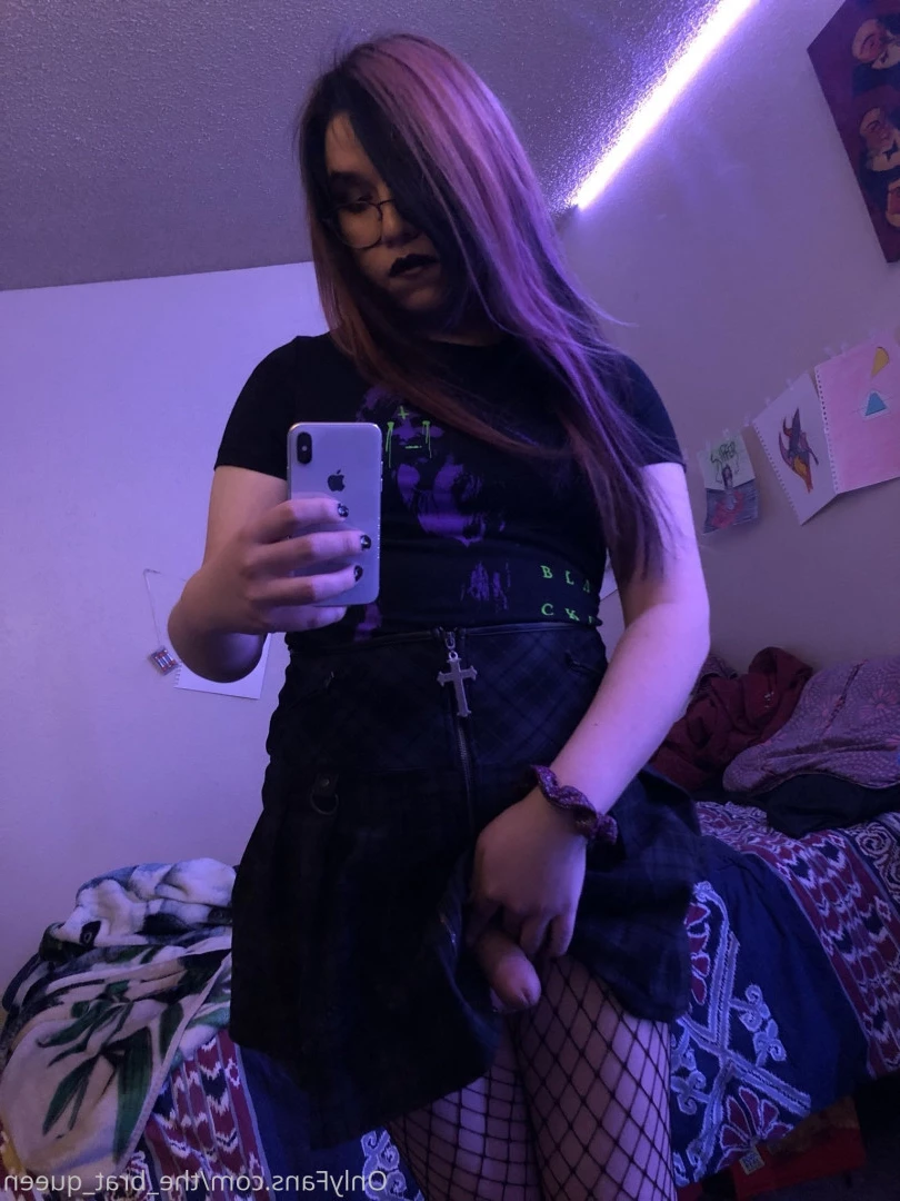 𝔱𝔥𝔢 𝔅𝔯𝔞𝔱 𝔔𝔲𝔢𝔢𝔫 🖤💀🏳️‍⚧️ [ the_brat_queen ] Onlyfans leaked photo 9064372 on Hotleaks.tv