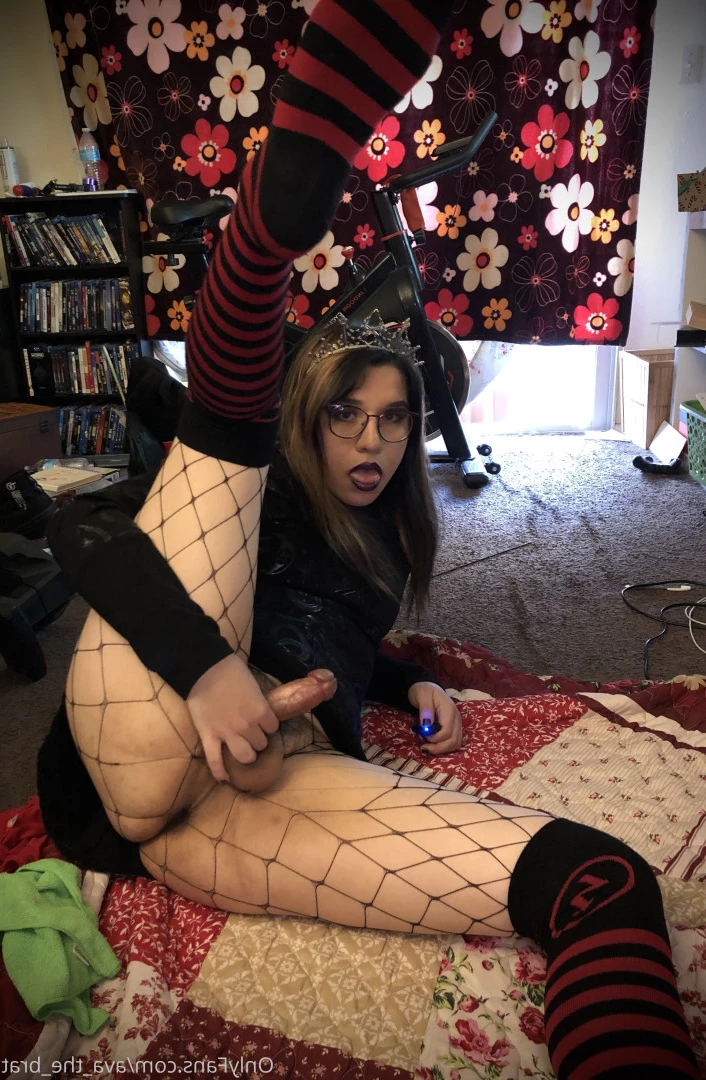 𝔱𝔥𝔢 𝔅𝔯𝔞𝔱 𝔔𝔲𝔢𝔢𝔫 🖤💀🏳️‍⚧️ [ the_brat_queen ] Onlyfans leaked photo 9064486 on Hotleaks.tv